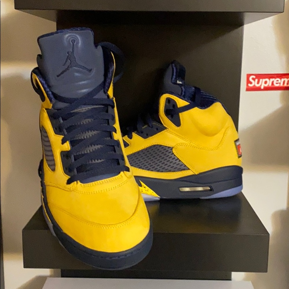 - Air Jordan 5 retro “Michigan” 2019